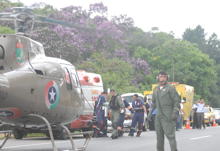 Resgate aeormédico na BR-101. Copiloto sempre alerta ! - Foto : Rogério da Silva
