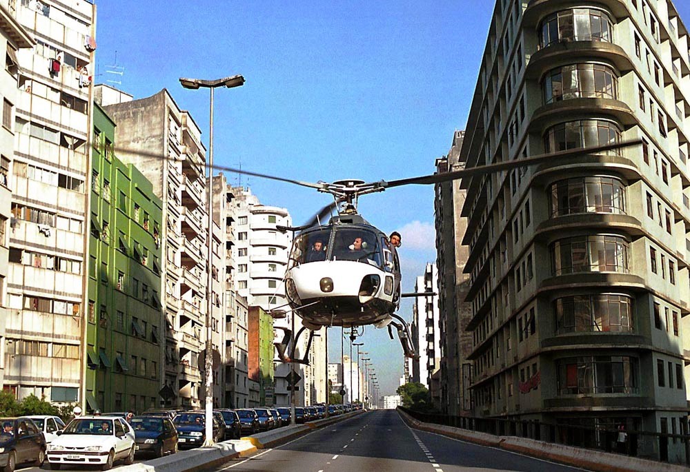 Pouso do Águia 5 (PP-EOI) da PMESP sobre o Elevado Costa e Silva. Foi uma ocorrência de resgate a um motociclista, que ao ser abalroado por um automóvel, foi pressionado contra o guard rail, sofrendo um corte profundo na perna, com fratura exposta. O Cmt Anv, Ten Cel Ref Luiz Alves Júnior efetuou o pouso no elevado, pois as vias estavam bloqueadas para a chegada da Unidade de Resgate. O motociclista foi socorrido para a Santa Casa. Foto: Paulo Pampolin / Hype Foto: Paulo Pampolin / Hype