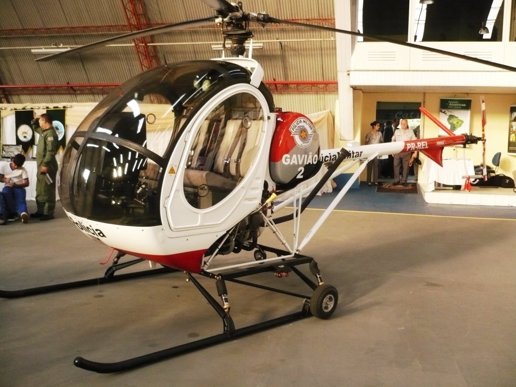 Gavião 02, modelo Schweizer 269C-1. Esta aeronave é utilizada para a instrução dos novos pilotos do GRPAe/SP.