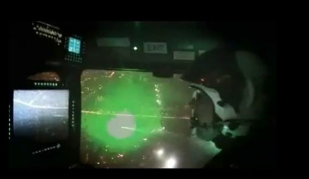 Fotos de um helicóptero sendo atingido por um feixe de laser verde