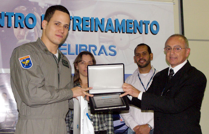 Pedro Henrique Figueiredo dos Anjos, 10.000º aluno do CT da Helibras, recebe placa comemorativa do vice presidente Eduardo Mauad. Foto: Bill Souza / Helibras