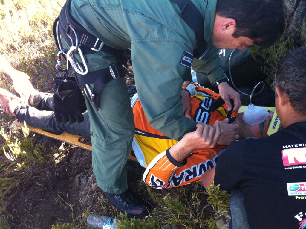 Tripulante realizando a preparação da vítima para embarcá-la na aeronave.