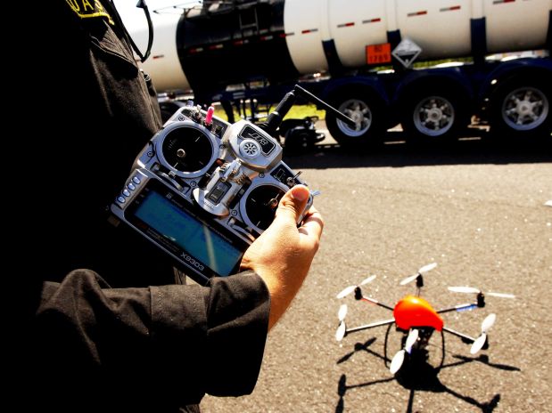 A chamada Unidade Aérea de Segurança (UAS) funcionou sob o comando do piloto de aeromodelismo Rafael Alonso, que a moveu com a ajuda de um controle remoto e de um monitor de imagens montado em um tripé Foto: Aloisio Maurício/Terra