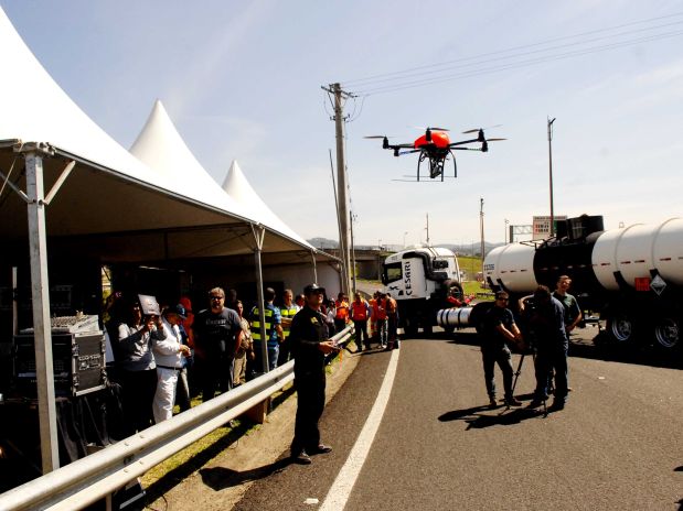 O equipamento funciona com uma bateria de lítio semelhante à utilizada em aparelhos celulares e tem autonomia de 40 minutos, além de ser capaz de suportar ventos de 25 nós (cerca de 50 km/h) Foto: Aloisio Maurício/Terra