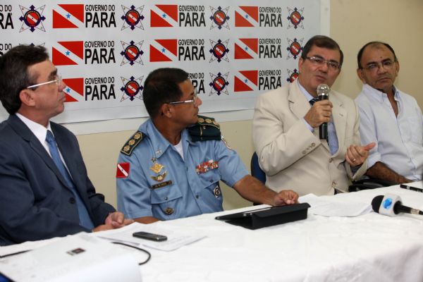 Uma nova frota de cinco helicópteros já está em fase de licitação e deverá ser entregues ano que vem, dando mobilidade e possibilitando uma atuação policial mais efetiva. Na foto (esq. p/ dir.): O delegado-geral da Policia Civil Nilton Atayde, coronel Carlos, o secretário de Estado de Segurança Pública, Luiz Fernades e Roberto Sena, diretor-técnico do Departamento Intersindical de Estatística e Estudos Socioeconômicos (Dieese). Foto: CLÁUDIO SANTOS/ AG. PARÁ