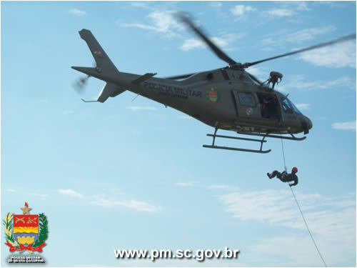 Rapel com auxílio do helicóptero Águia Rapel com auxílio do helicóptero Águia