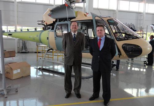 Oliveira (E) e Ranolfo acompanham montagem de aeronave em MG. Crédito: PC / Divulgação / CP