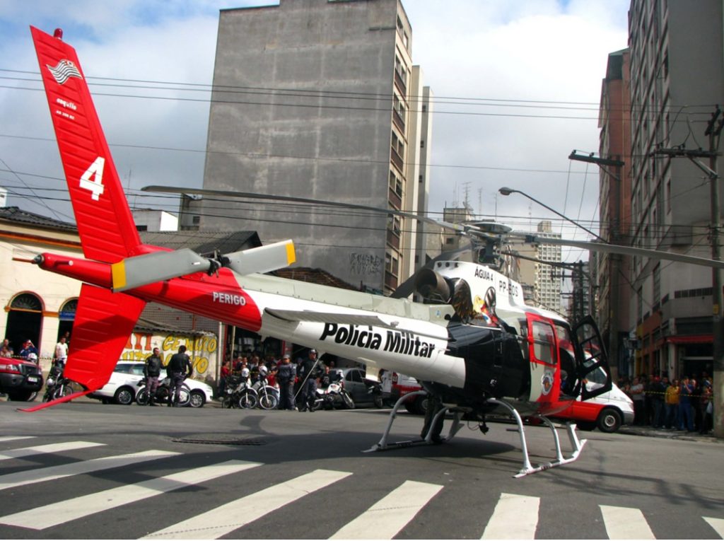 Pouso em área restrita. Aeronave do GRPAe/SP durante operação de resgate aeromédico