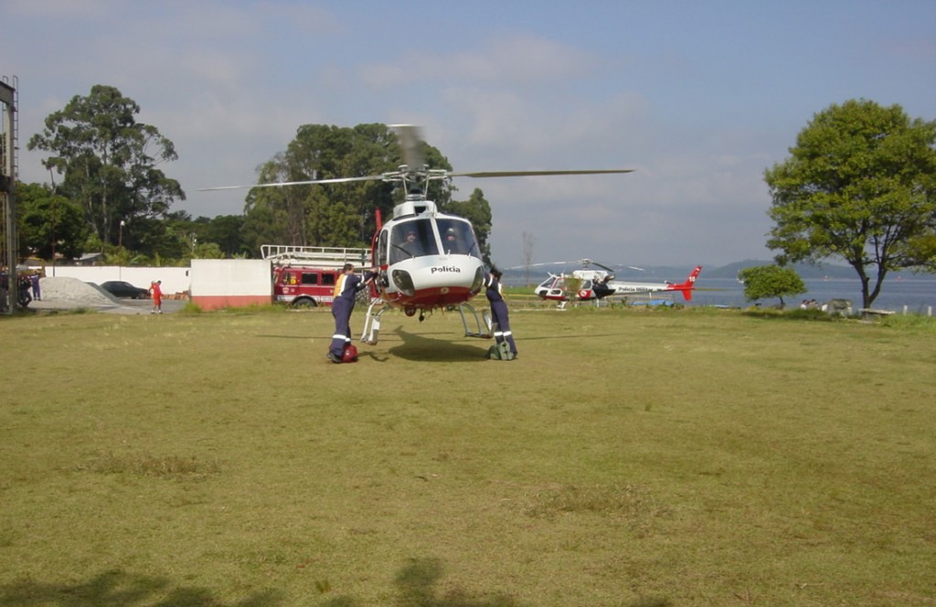Treinamento de embarque e desembarque com a aeronave a baixa altura