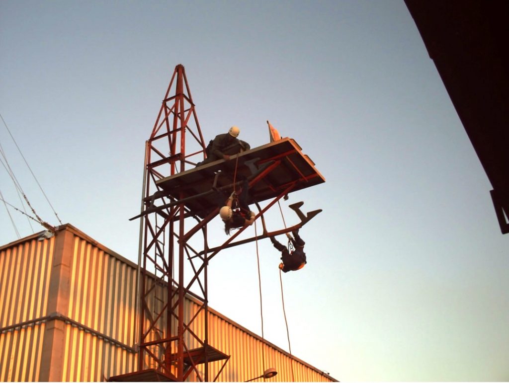 Preparação para descida de rapel do helicóptero realizada na torre de treinamento do GRPAe