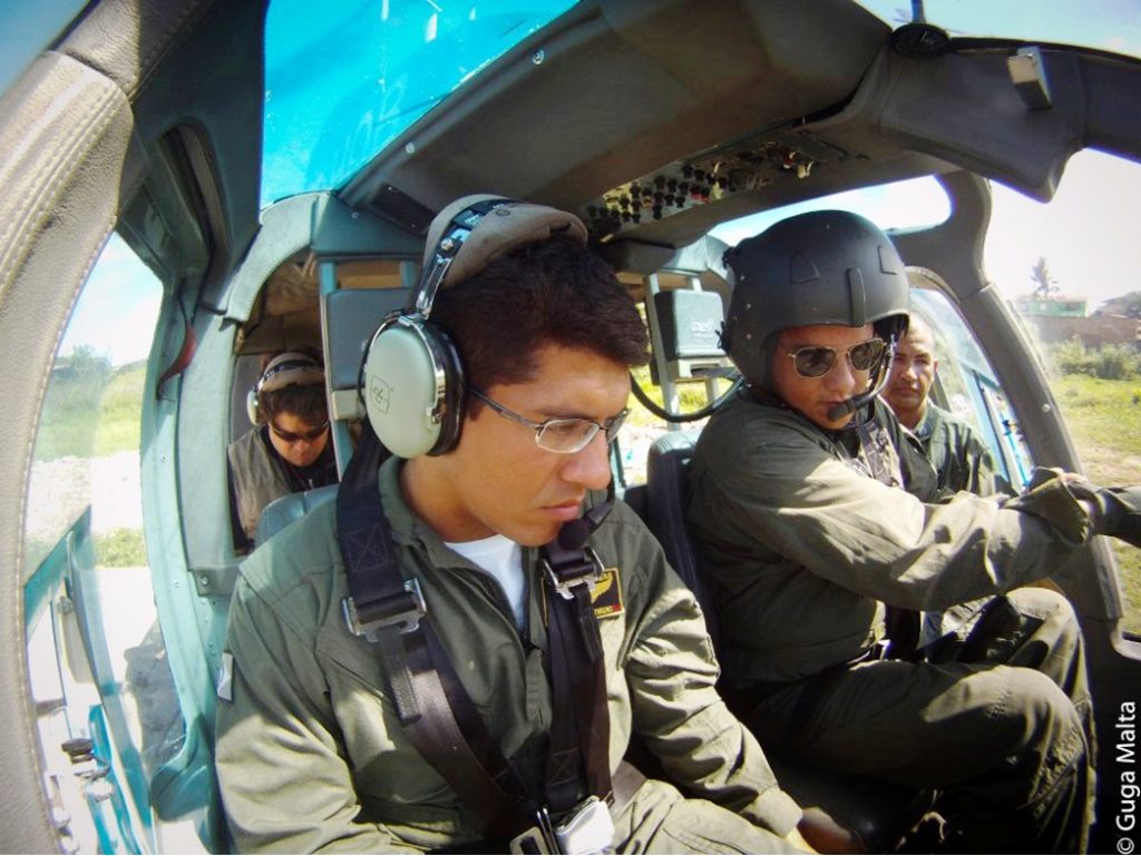 Helicóptero do Bope/PMAL sobrevoa área de vazamento de óleo em Coruripe. Foto: Guga Malta.