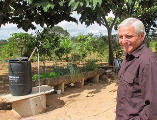 Nas horas vagas, Kersul cuida de uma horta nos fundos de sua casa (Foto: Tahiane Stochero/G1)