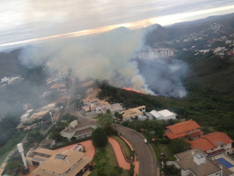 Incêndio em vegetação na cidade de Nova Lima.