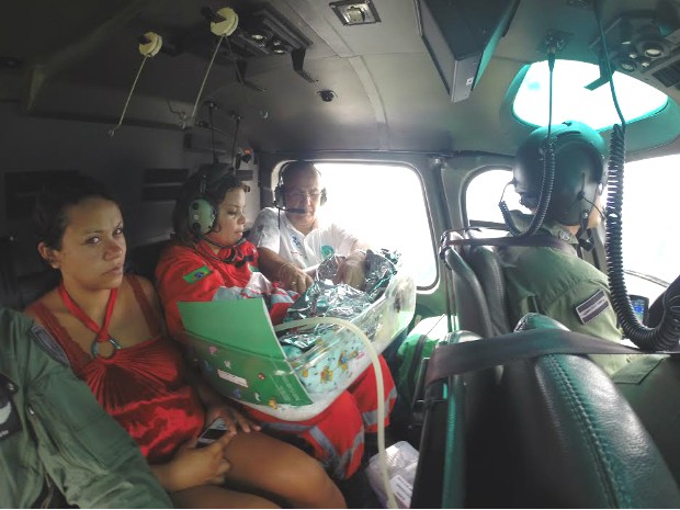 Resgate do bebê, de Afonso Cláudio para Vila Velha (Foto: Luciano Champoski/NOTAer) fotobebe