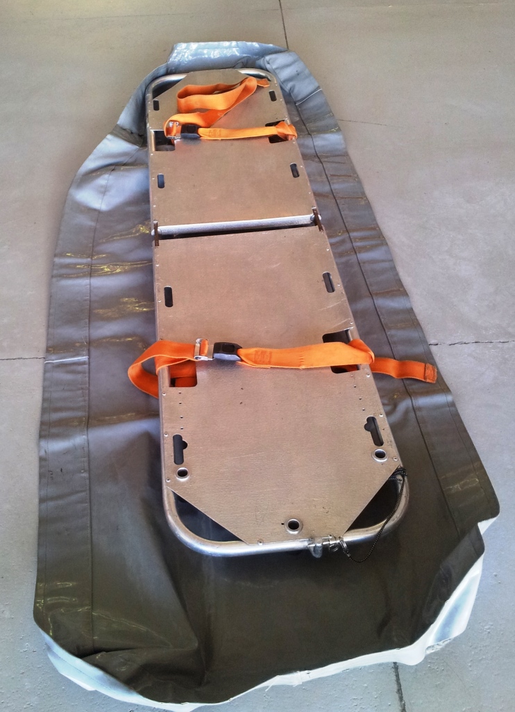 A configuração de cabine utilizada pelo BOA para embarque de vítima é baseado no kit de maca na longitudinal homologada pelo fabricante. Logicamente, a realidade e experiência operacional do dia a dia do BOA acabou por requer algumas “adaptações técnicas” muito interessantes.