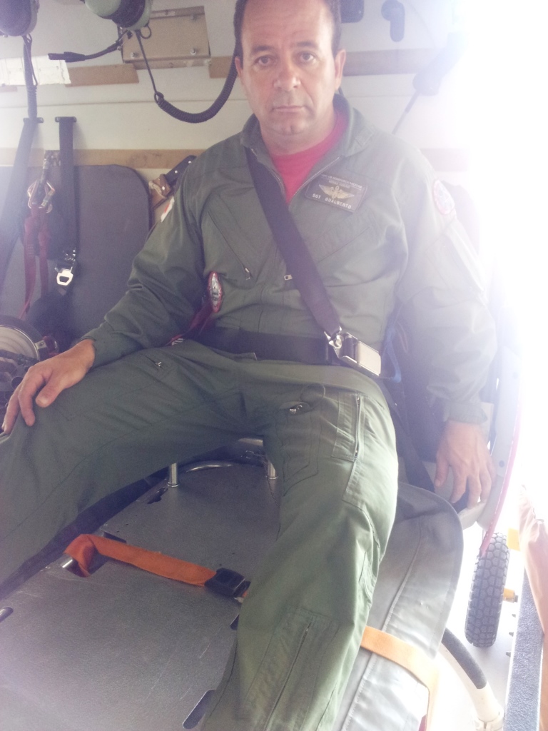 Solução bastante interessante, frente outras soluções em que a ancoragem da equipe médica é feita através de cintos tipo “rabo de macaco”. Dessa forma, todas as fases do voo de uma missão aeromédica do BOA/MG são realizadas com portas fechadas, configuração de maca homologada e ancoragem com cintos três pontas para toda a tripulação.