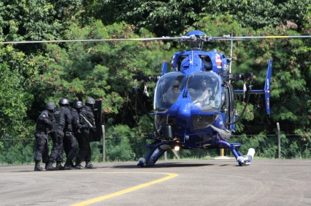 Treinamento de tropa COE – BPChq no embarque na aeronave EC 145. Foto: Cap PMBA Rogério Aragão. 2014.