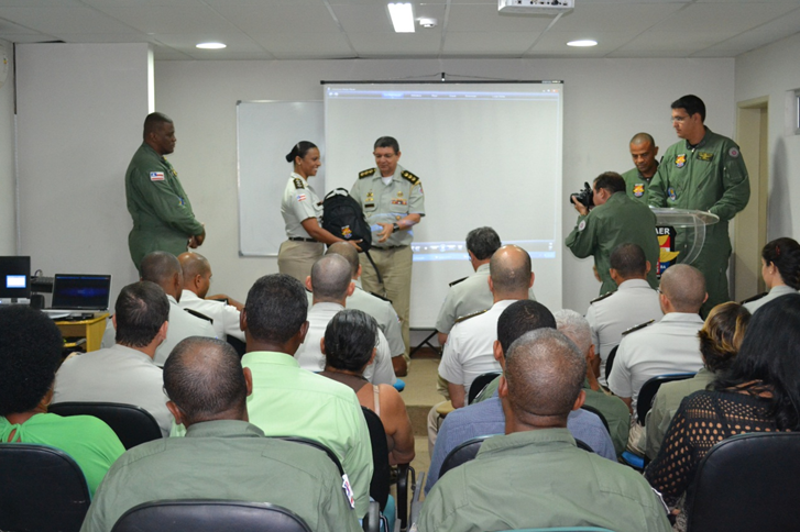 Entrega do Kit Piloto pelo Sr. Subcomandante Geral da PMBA à CAP PM Danusa, futura Piloto de Helicóptero. piloto12