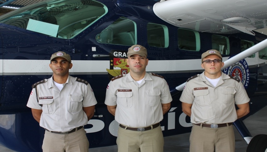 Oficiais recém chegados e futuros pilotos de avião. Da esquerda para direita: Cap PM Vicente Augusto Teixeira dos Santos; Cap PM Marcel Simões Mutti; e Ten PM Victor Ferreira Fonseca. piloto14