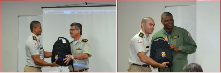 CAP PM ARTHUR e o TEN PM SEGUNDO recebem seus kits das mãos do Cel PM Mozart, Diretor de Ensino e do Cmt do GRAER, TC PM LÁZARO. piloto16