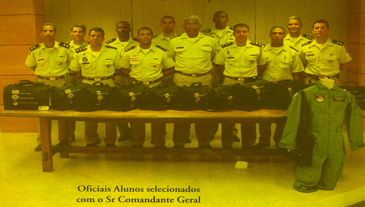 A 1ª Geração de Oficiais Pilotos do GRAER recebendo o kit piloto em Agosto de 2004. A 1ª Geração de Oficiais Pilotos do GRAER recebendo o kit piloto em Agosto de 2004.