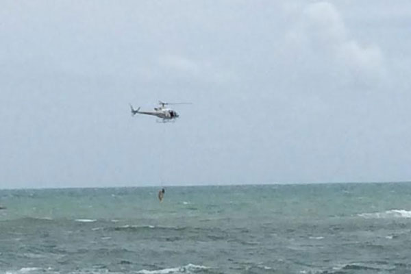 Os guarda vidas do Corpo de Bombeiros Militar do RN e da Força Nacional de Segurança, com o apoio da tripulação do Helicóptero Potiguar 01 155639