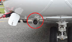 A câmera de infravermelho Astronics Max-Viz 1500 fica montada em uma carcaça fixa sob o queixo do helicóptero.  