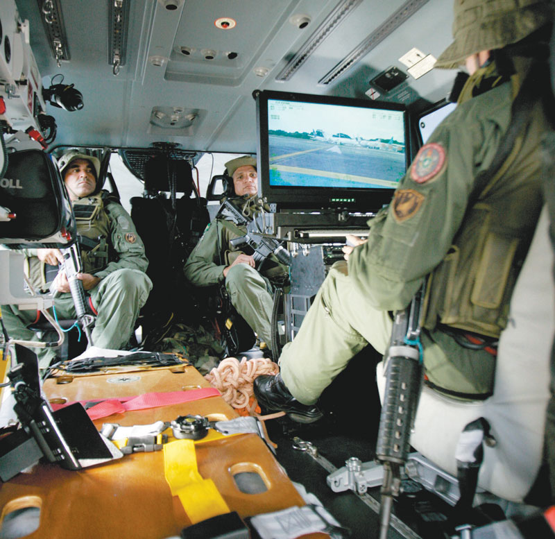 Dentro dos helicópteros da Coordenadoria, a mais alta tecnologia auxilia os tripulantes durante os voos diários realizados na Capital e no Interior do Estado 20a