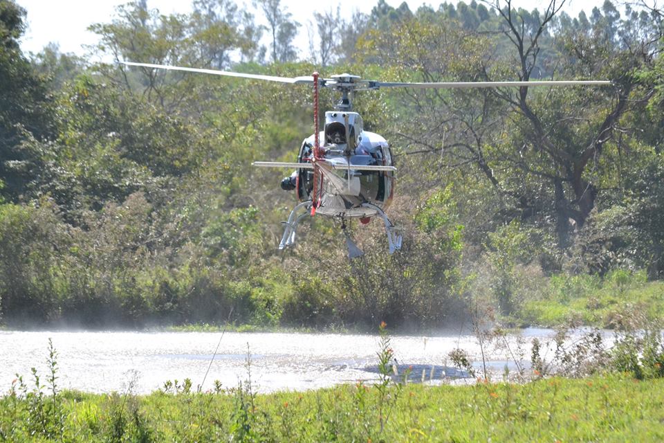 Helicóptero Águia, em apoio ao Corpo de Bombeiros de Presidente Prudente, auxilia no combate a incêndio ocorrido no Bairro Vale das Parreiras, região norte da cidade. A equipe realizou 15 lançamentos de água, através do equipamento Bambi-bucket, totalizando 8.175 litros, capitados em açude no Bairro Vila Furquim (proximidades do SESI).
