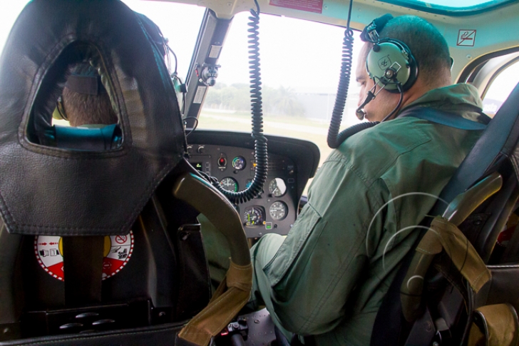 Coronel Zanca apresenta o Águia 04, um dos helicópteros usados na ronda em Cuiabá Coronel Zanca apresenta o Águia 04, um dos helicópteros usados na ronda em Cuiabá