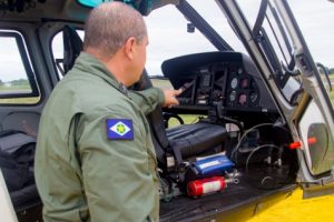 Coronel Zanca apresenta o Águia 04, um dos helicópteros usados na ronda em Cuiabá 