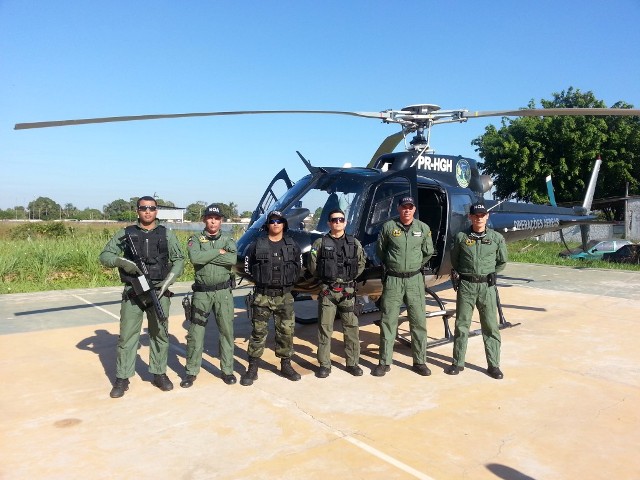 os pilotos do ‘Falcão 2’ com a tripulação de apoio do NOA/SESDEC Fonte: Portal Guajará. os pilotos do ‘Falcão 2’ com a tripulação de apoio do NOA/SESDEC Fonte: Portal Guajará.