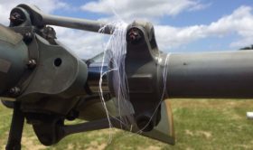 linha de pipa enrolada no rotor de cauda do helicóptero esquilo.