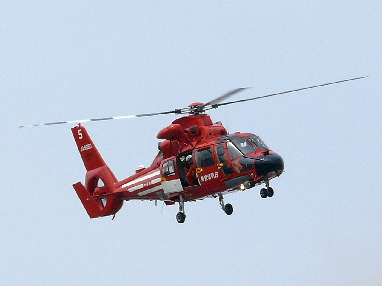 O Corpo de Bombeiros de Tóquio está equipando seus Helicópteros EC224s Airbus para combater incêndios em altura elevada. Foto: Mamo O Corpo de Bombeiros de Tóquio está equipando seus Helicópteros EC224s Airbus para combater incêndios em altura elevada. Foto: Mamo