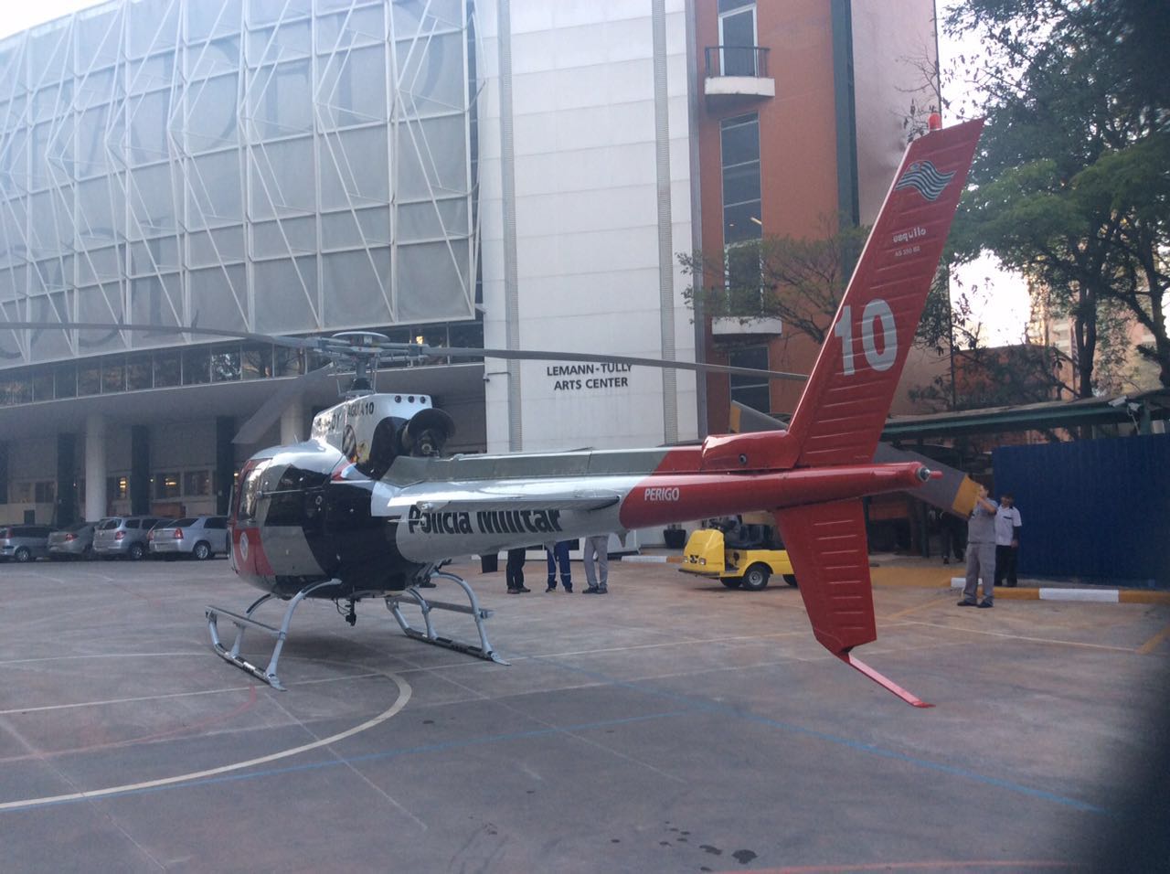 Águia 10 da Polícia Militar cumpri missão de resgate aeromédico em apoio ao Corpo de Bombeiros no Morumbi/SP