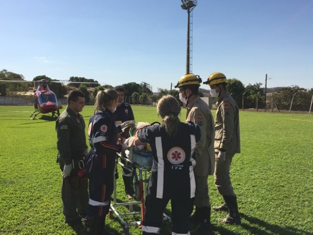 BM de Palmeiras de Goiás e helicóptero Bombeiro 1 socorrem vítimas de capotamento