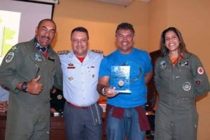 Cel Eduardo do Bombeiro de São Paulo premiando pessoal do Ciopaer do Ceará