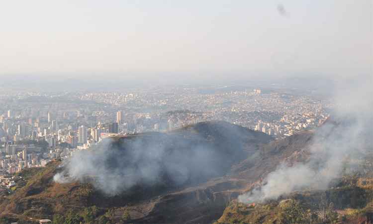 Labaredas se propagaram em duas grandes áreas na Serra do Curral, em Belo Horizonte. Bombeiros mobilizaram 30 militares para combate e pediram apoio de avião da PM (foto: Gladyston Rodrigues/EM/DA Press)