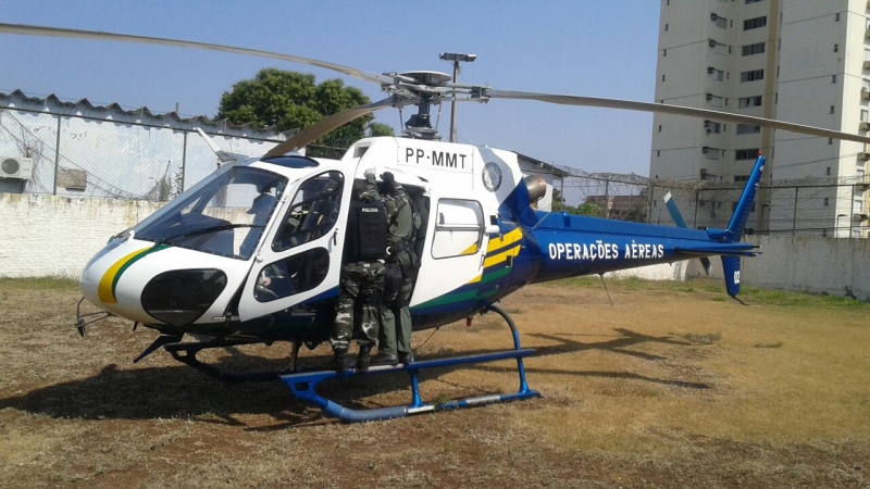 Carreta pega fogo na BR-364 e motorista é resgatado pelo Ciopaer/MT