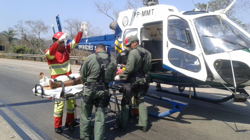 Carreta pega fogo na BR-364 e motorista é resgatado pelo Ciopaer/MT