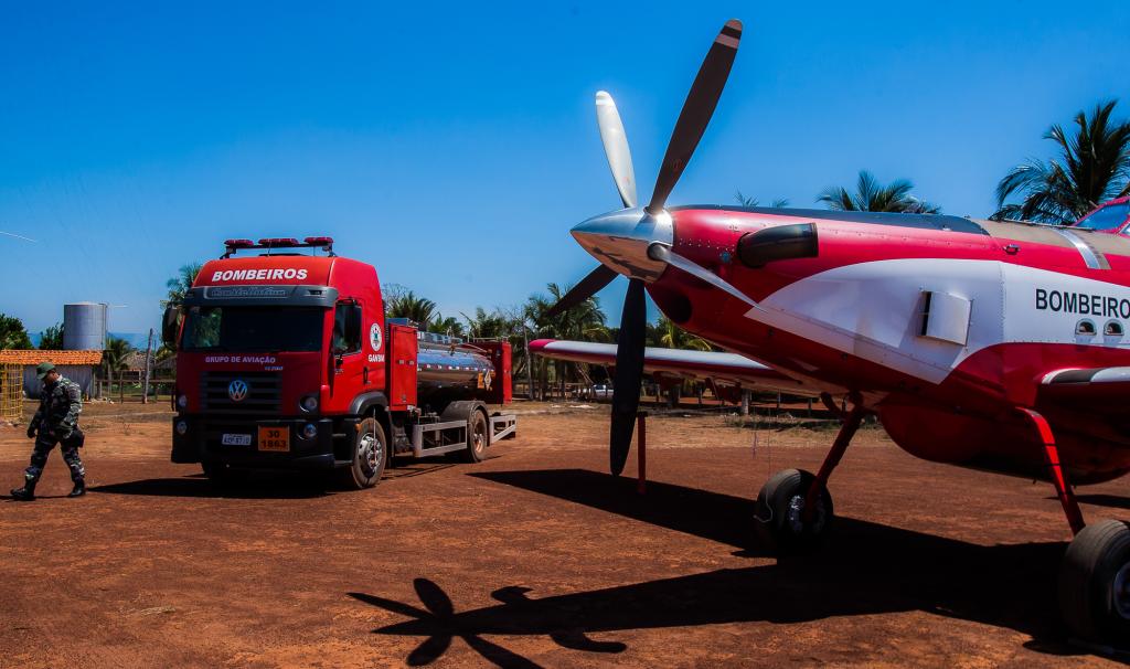 Combatendo queimada na Reserva da Serra Ricardo Franco - Foto por: GCom/MT - Chico Valdiner Combatendo queimada na Reserva da Serra Ricardo Franco - Foto por: GCom/MT - Chico Valdiner