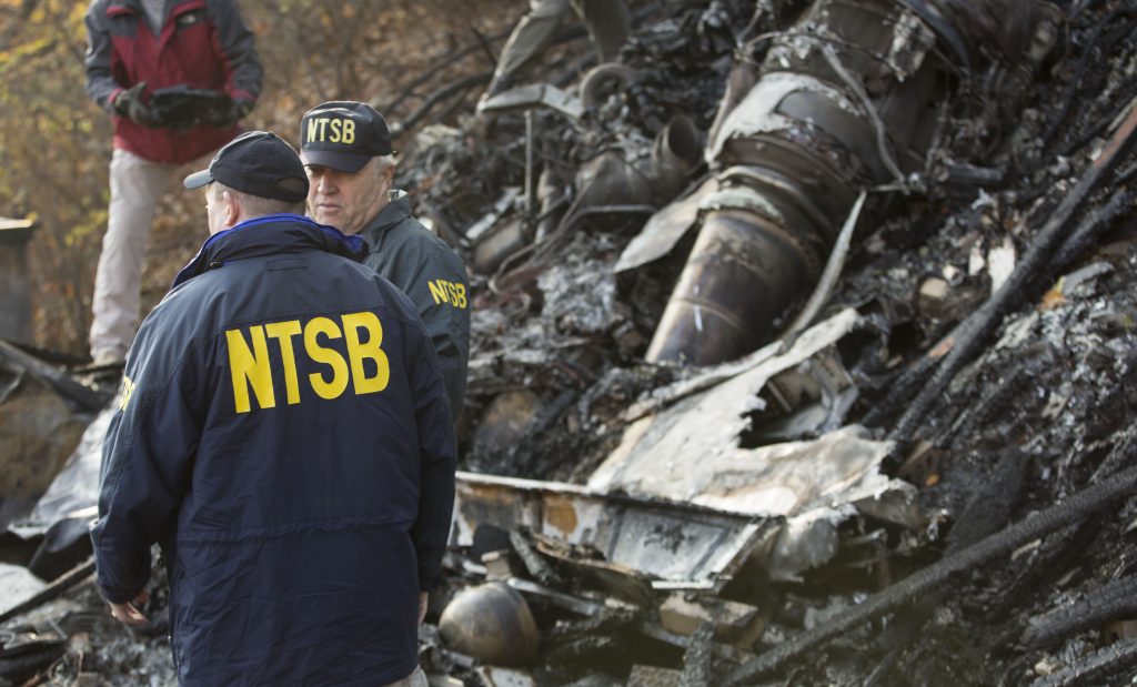 Investigadores de acidente aéreo do NTBS no local do acidente ocorrido em novembro de 2015. Um Hawker 125-700 colide com um prédio em Akron, Ohio, EUA. Foto: NTSB. Investigadores de acidente aéreo do NTBS no local do acidente ocorrido em novembro de 2015. Um Hawker 125-700 colide com um prédio em Akron, Ohio, EUA. Foto: NTSB.