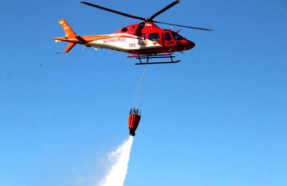 helicóptero bombeiro 1 combate incendio