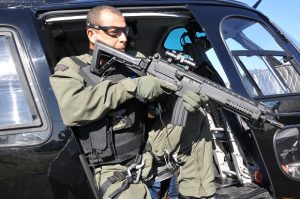 Governo entrega dois helicópteros e um hangar às forças de Segurança Pública