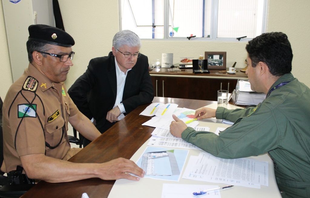 Grupamento Aéreo treina salva-vidas para saltos de emergência