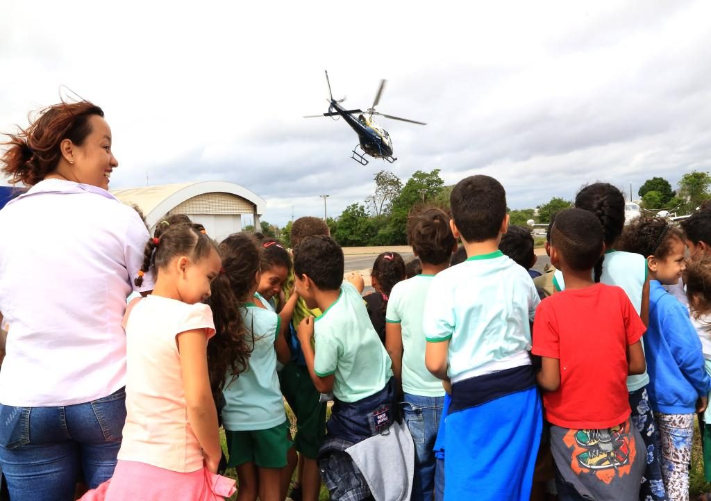 Aeronaves encantam crianças durante visita a hangar do Ciopaer
