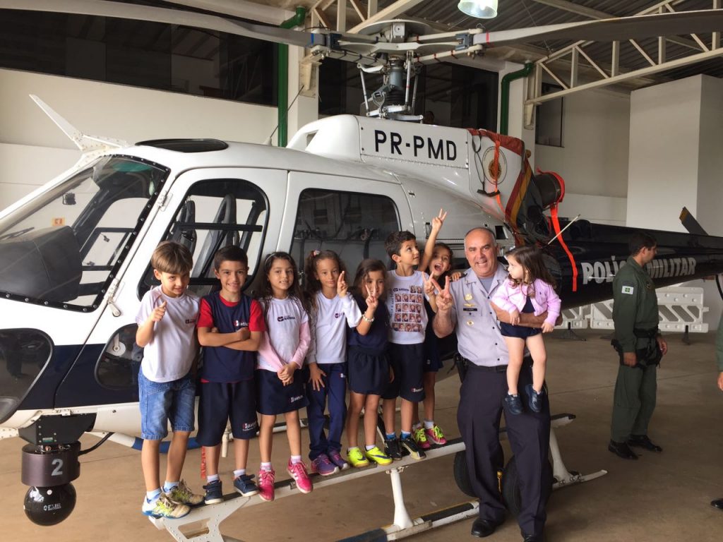 BAvOp encanta crianças e professores durante visita a hangar