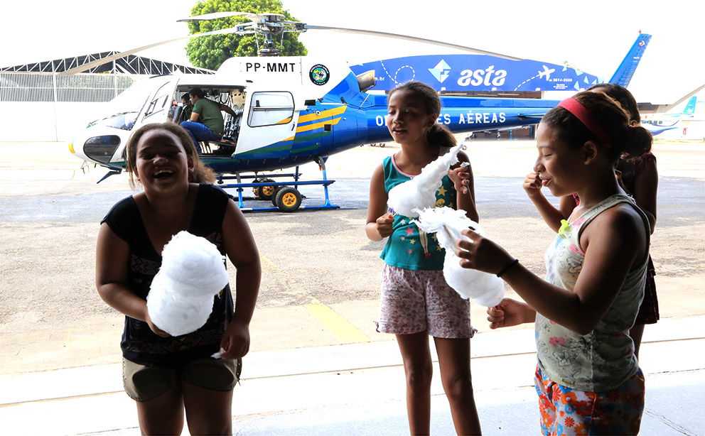 Comemoração reúne crianças no hangar do Ciopaer para manhã de festa