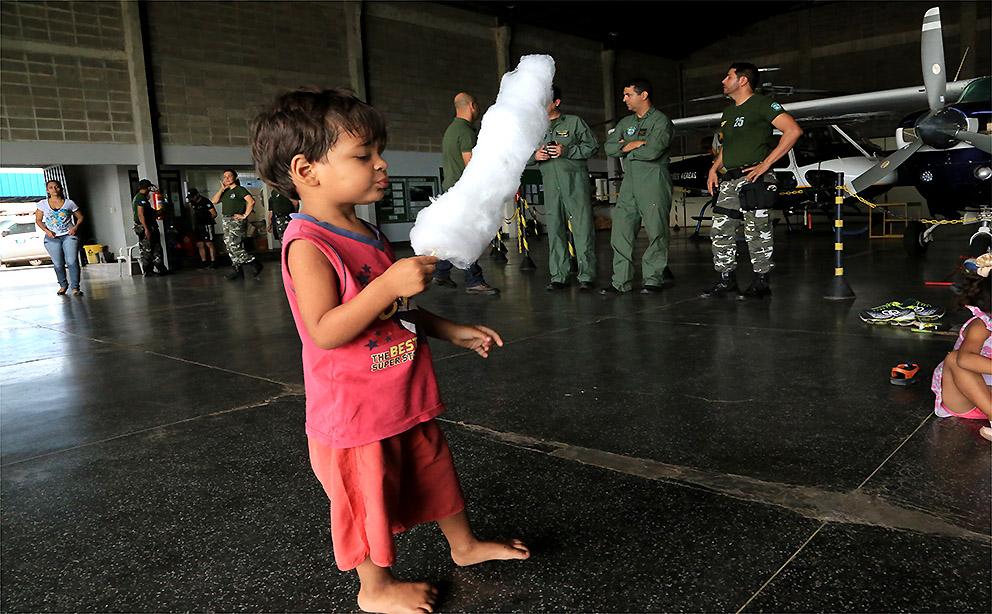 Comemoração reúne crianças no hangar do Ciopaer para manhã de festa