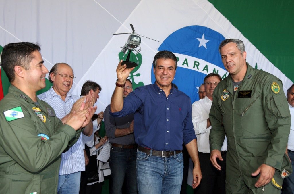 Governador Beto Richa participa em Londrina, da solenidade que comemora os quatro anos de implantação da base Norte do Batalhão de Polícia Militar de Operações Aéreas (BPMOA). Participaram da solenidade o chefe da Casa Militar, coronel Adilson Castilho Casitas; o secretário da Segurança Pública e Administração Penitenciária, Wagner Mesquita; o comandante-geral da PM, coronel Maurício Tortato; o prefeito de Londrina, Alexandre Kireeff e prefeitos da região. Londrina, 27/10/2016. Foto: Orlando Kissner/ANPr